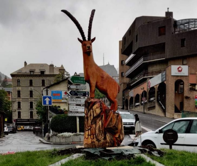 Un bouquetin sur un rond-point à Briançon ! Un bouquetin sur un rond-point à Briançon !