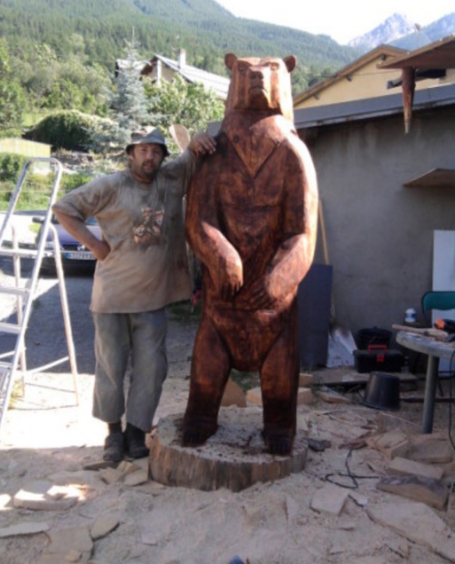Un bouquetin sur un rond-point à Briançon ! Un bouquetin sur un rond-point à Briançon !