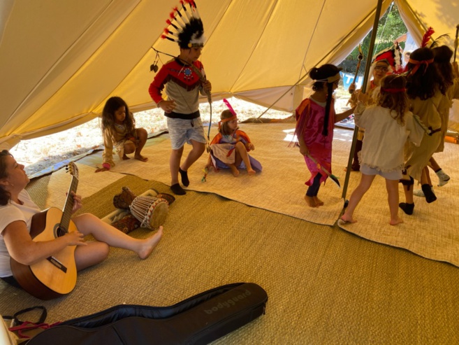 Marianne Le Moign et les enfants qui ont participé à la réouverture du Monde... Marianne Le Moign et les enfants qui ont participé à la réouverture du Monde...