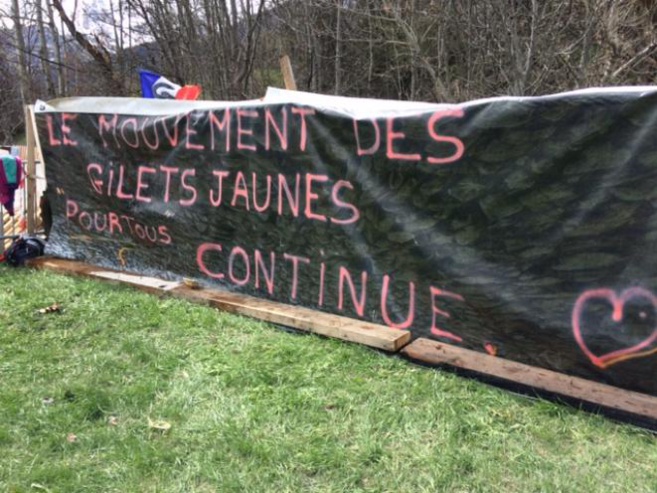 Un retour des gilets jaunes au rond point de chamandrin à Briançon Un retour des gilets jaunes au rond point de chamandrin à Briançon