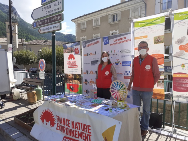 Sisteron : un stand de la FNE 04 sur le marché Sisteron : un stand de la FNE 04 sur le marché