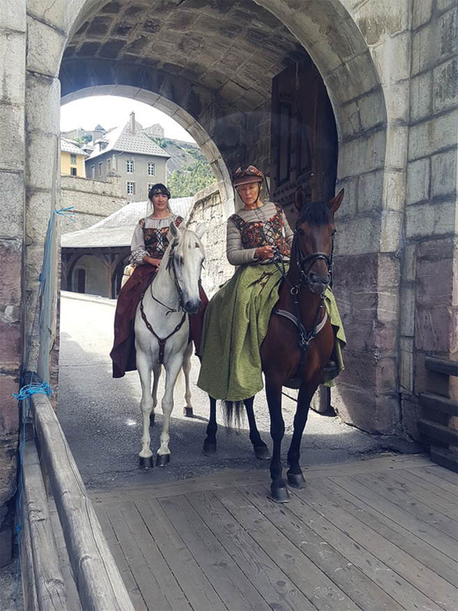 Un spectacle vivant et équestre dans les Hautes Alpes avec la Compagnie Equid’Cimes Un spectacle vivant et équestre dans les Hautes Alpes avec la Compagnie Equid’Cimes