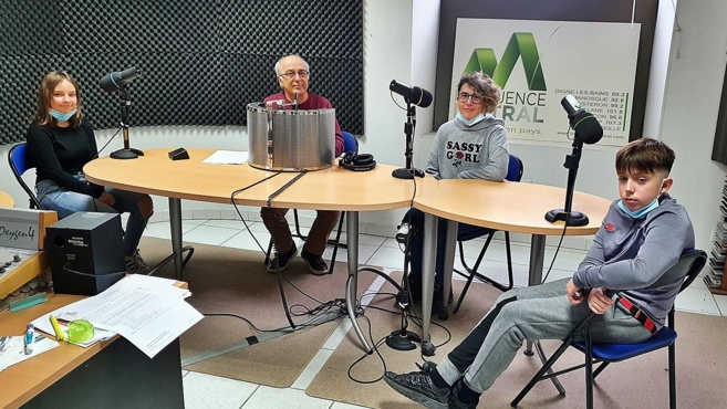 Cassandra, Iliana et Délio sont en stage sur Fréquence Mistral Cassandra, Iliana et Délio sont en stage sur Fréquence Mistral