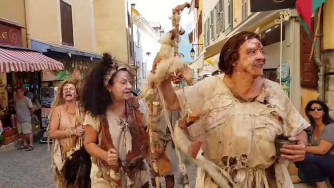 Oyez ! Gente dame, noble seigneur, franc bourgeoise et franc bourgeois, la fête médiévale se prépare ! Oyez ! Gente dame, noble seigneur, franc bourgeoise et franc bourgeois, la fête médiévale se prépare !