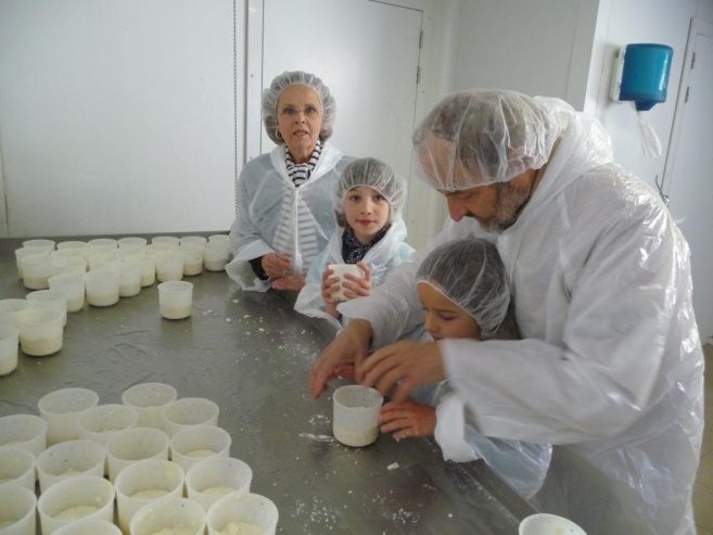 Venez découvrir les secrets de la fabrication des fromages à la ferme des Jassines ! Venez découvrir les secrets de la fabrication des fromages à la ferme des Jassines !