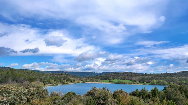 Saint-Laurent du Verdon, moins de véhicules aux abords du lac Saint-Laurent du Verdon, moins de véhicules aux abords du lac
