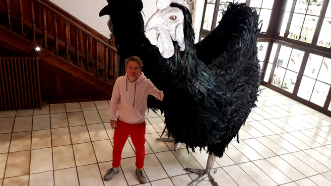 Une poule géante réalisée par l'artiste performer Abraham Poincheval au Musée Gassendi 