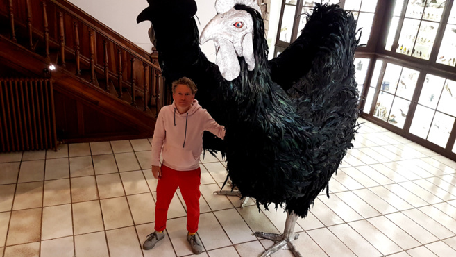 Une poule géante réalisée par l'artiste performer Abraham Poincheval au Musée Gassendi Une poule géante réalisée par l'artiste performer Abraham Poincheval au Musée Gassendi