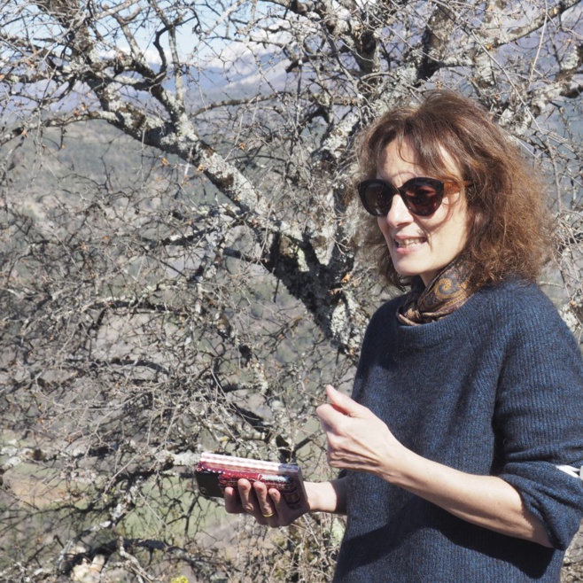 Photo : Célia Houdart lors d’une sortie / atelier d’écriture fin mars au-dessus de Digne-les-Bains. Photo : Célia Houdart lors d’une sortie / atelier d’écriture fin mars au-dessus de Digne-les-Bains.