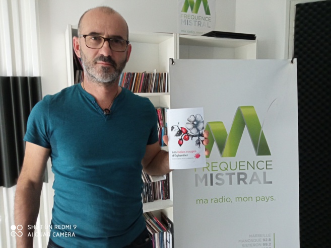 Les baies rouges d'églantier, le nouveau roman de Christophe Avella Bagur Les baies rouges d'églantier, le nouveau roman de Christophe Avella Bagur