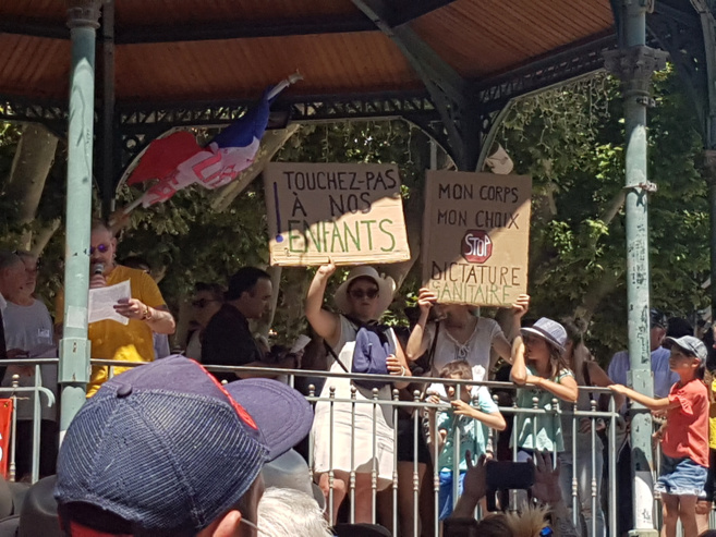 A Digne les bains, un millier de personnes dans la rue contre la "dictature sanitaire" A Digne les bains, un millier de personnes dans la rue contre la "dictature sanitaire"