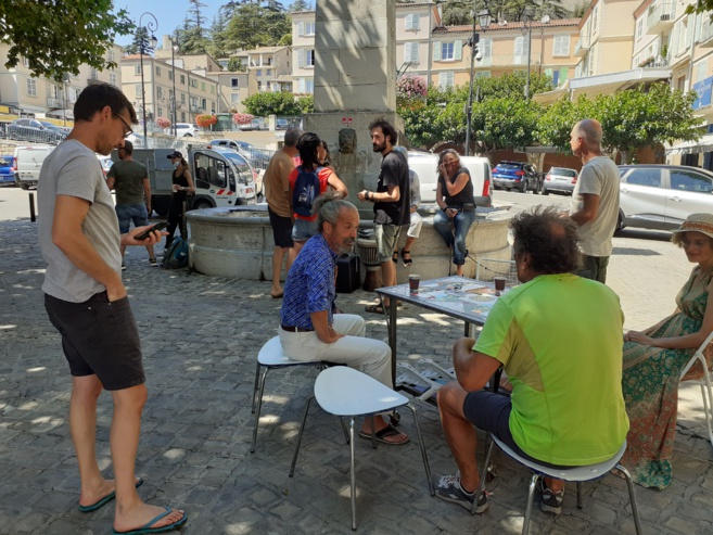 Une terrasse sans bar, improvisée à Sisteron…ou l’on passe !