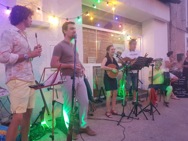 Un lieu de convivialité au cœur de Meyrargues... Le café associatif "les Taraïettes" Un lieu de convivialité au cœur de Meyrargues... Le café associatif "les Taraïettes"
