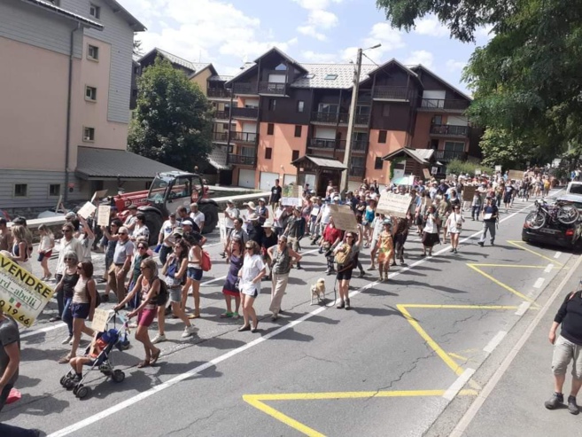 Manifestation contre le pass sanitaire : De plus en plus de monde dans les rues Briançonnaise ! Manifestation contre le pass sanitaire : De plus en plus de monde dans les rues Briançonnaise !