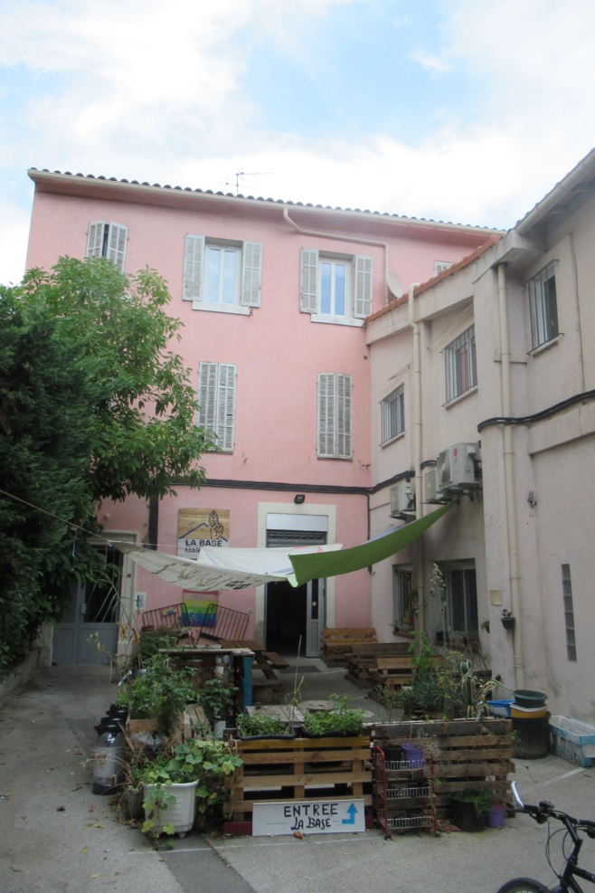 La Base 13, un lieu pour des alternatives La Base 13, un lieu pour des alternatives