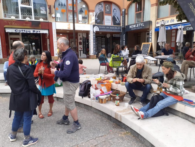 un pique-nique solidaire contre le pass sanitaire à Briançon un pique-nique solidaire contre le pass sanitaire à Briançon