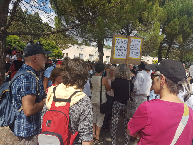 Manifestation citoyenne devant l'hopital de Digne-les-Bains contre l'obligation vaccinale et le pass sanitaire