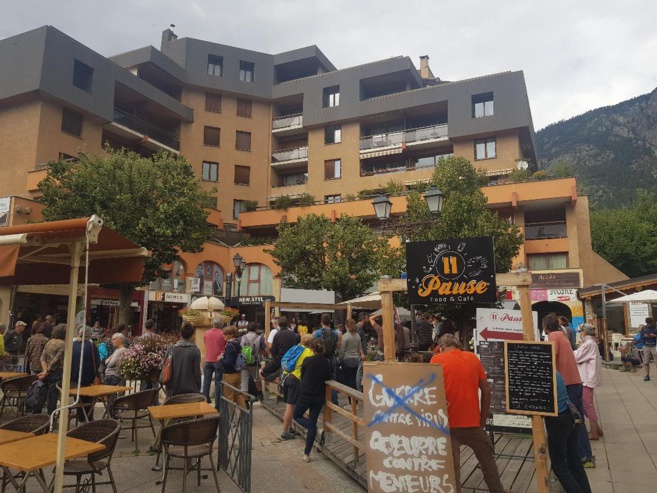 Sous le signe de la rentrée scolaire, une nouvelle manifestation contre le pass sanitaire à Briançon Sous le signe de la rentrée scolaire, une nouvelle manifestation contre le pass sanitaire à Briançon