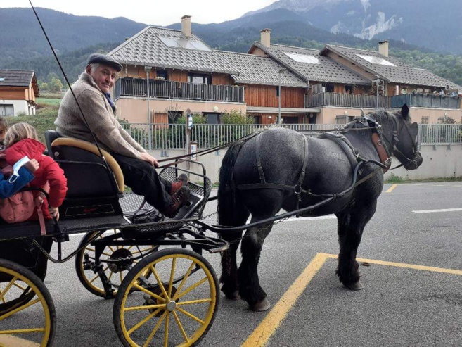 En calèche, à vélo : le chemin de l'école autrement à Saint Chaffrey ! En calèche, à vélo : le chemin de l'école autrement à Saint Chaffrey !