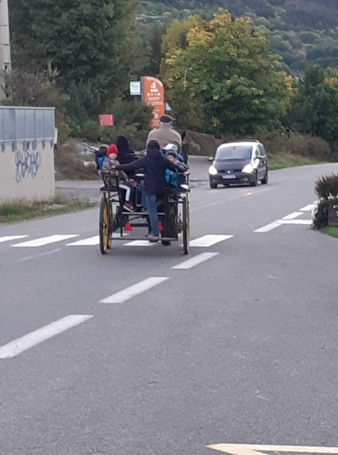En calèche, à vélo : le chemin de l'école autrement à Saint Chaffrey ! En calèche, à vélo : le chemin de l'école autrement à Saint Chaffrey !