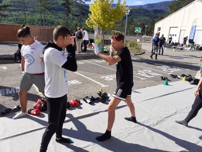 Du tonus dans l’air à Castel-Bevon dans la vallée du Jabron avec les scolaires de L’Erea Du tonus dans l’air à Castel-Bevon dans la vallée du Jabron avec les scolaires de L’Erea