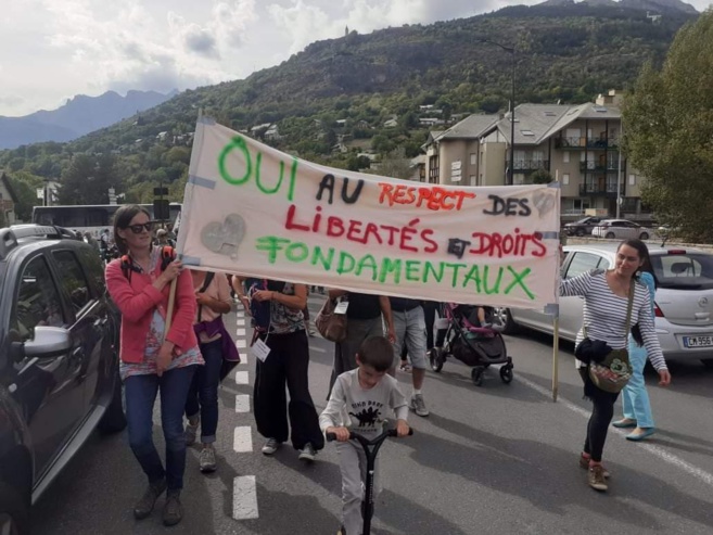 Le pass sanitaire continu de mobiliser contre lui Le pass sanitaire continu de mobiliser contre lui