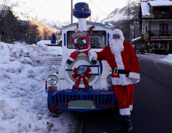 Le père Noël a fait son retour sur le petit train des Alpes Le père Noël a fait son retour sur le petit train des Alpes