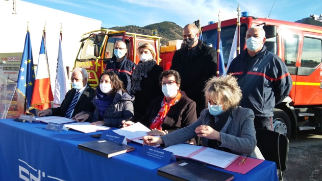 Etat, Département et maires soutiennent les pompiers du 04 Etat, Département et maires soutiennent les pompiers du 04