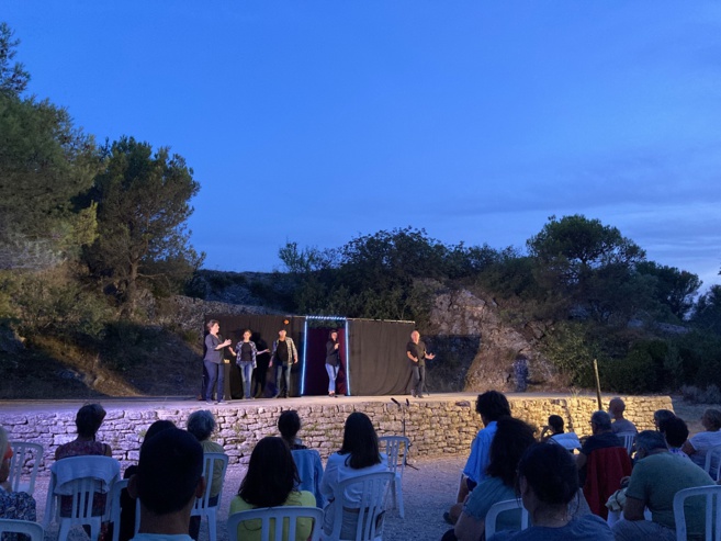« Y a-t-il un paysan dans la salle ? » « Y a-t-il un paysan dans la salle ? »