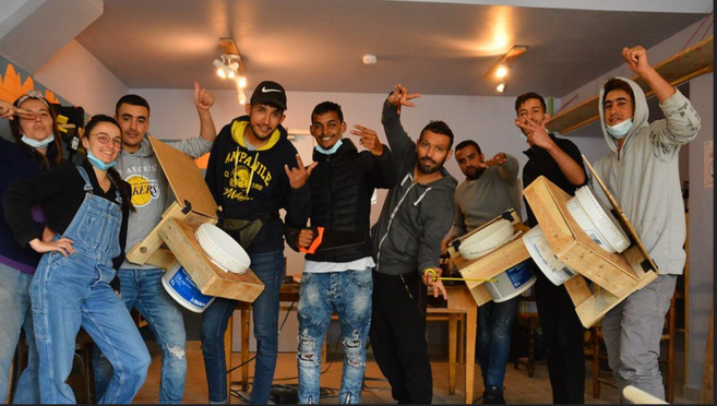 On n’a pas besoin de parler la même langue pour bricoler ensemble à Briançon On n’a pas besoin de parler la même langue pour bricoler ensemble à Briançon