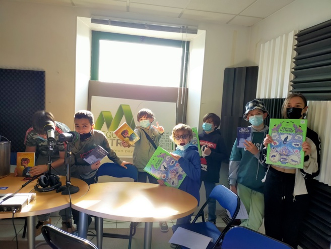 Atelier radio : Les Critiques littéraires de Jules, Adrien, Anais, Benjamin, Eliot, Yasser et Jeanne des jeunes inscrits Vacances pour tous... Atelier radio : Les Critiques littéraires de Jules, Adrien, Anais, Benjamin, Eliot, Yasser et Jeanne des jeunes inscrits Vacances pour tous...