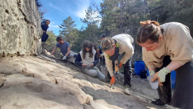 Esparron, la jeunesse au chevet de l’ancien canal de provence Esparron, la jeunesse au chevet de l’ancien canal de provence