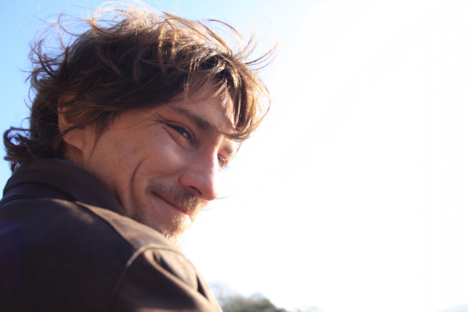 A la rencontre de Julien: Un chanteur original A la rencontre de Julien: Un chanteur original