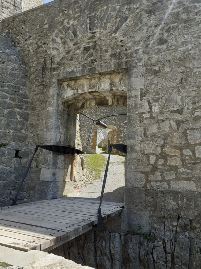 Sisteron, le pont-levis s’abaisse à la Citadelle Sisteron, le pont-levis s’abaisse à la Citadelle