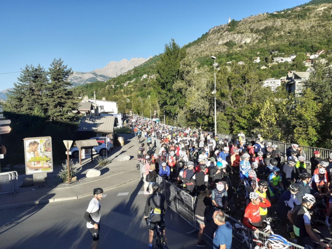l'Étape du Tour, a rassemblé 16 000 coureurs entre Briançon et L'Alpe d'Huez l'Étape du Tour, a rassemblé 16 000 coureurs entre Briançon et L'Alpe d'Huez