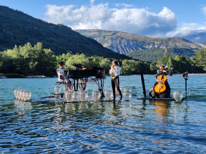 TOURNÉE DE CONCERTS FLOTTANTS... Un festival itinérant pas comme les autres avec le pianO du lac TOURNÉE DE CONCERTS FLOTTANTS... Un festival itinérant pas comme les autres avec le pianO du lac