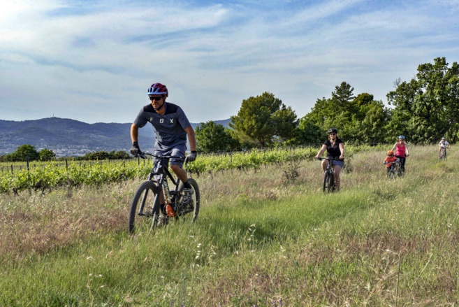 œnotourisme à Château-Rousset pour flâner dans les vignes œnotourisme à Château-Rousset pour flâner dans les vignes