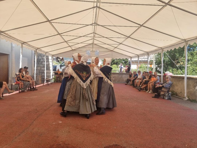Les Caralines: un groupe de danse traditionnelle en Dauphiné
