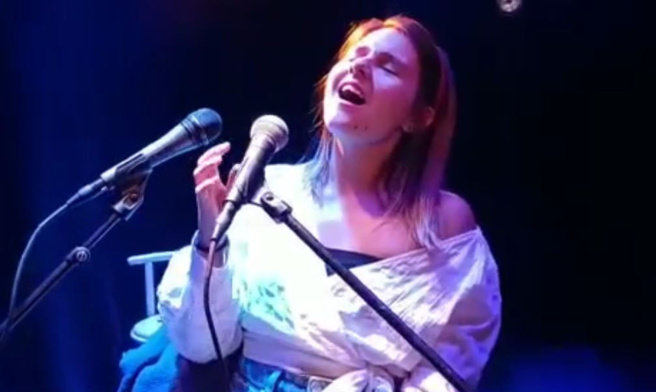 Lola qui doute Lola qui doute