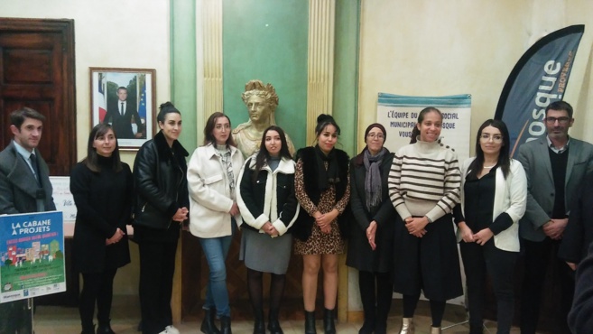 Le maire de Manosque et la sous-préfète de Forcalquier aux côtés des bénéficiaires Le maire de Manosque et la sous-préfète de Forcalquier aux côtés des bénéficiaires