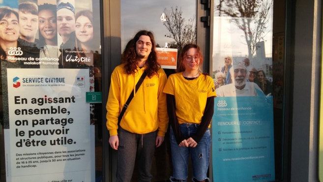 Deux jeunes auprès des seniors Deux jeunes auprès des seniors