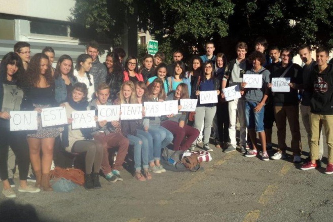 La Terminale ES du Lycée Paul Arène de Sisteron dit non aux classes surchargées La Terminale ES du Lycée Paul Arène de Sisteron dit non aux classes surchargées