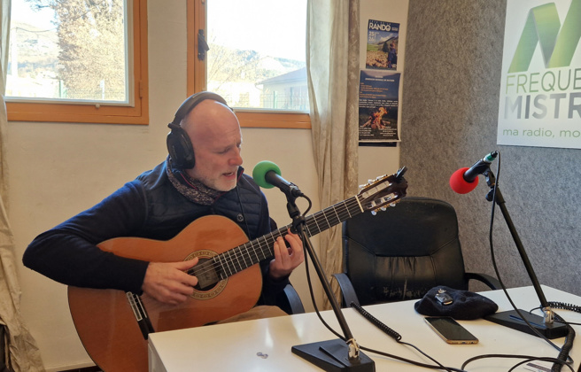 Rencontre avec Yor Pfeiffer auteur, compositeur, interprète, et comédien. Rencontre avec Yor Pfeiffer auteur, compositeur, interprète, et comédien.