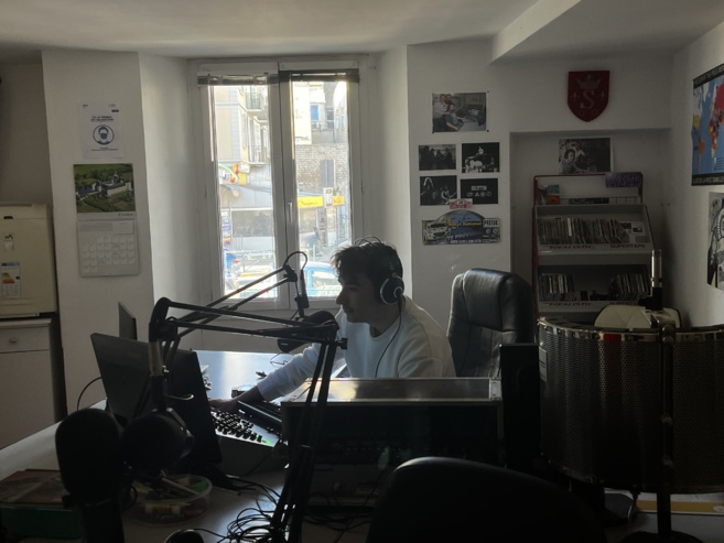 La radio! Un nouvel univers pour Camille. La radio! Un nouvel univers pour Camille.