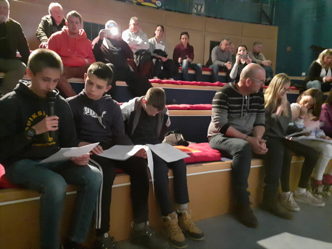 Contact radio à l’autre bout du monde. Contact radio à l’autre bout du monde.