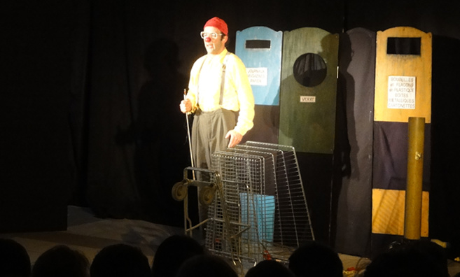 Action originale à Digne pour sensibiliser au tri des déchets… Action originale à Digne pour sensibiliser au tri des déchets…