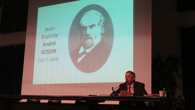 Au XIXème siècle, l’inventeur du Poêle Godin a aussi créé un palais social pour ses ouvriers. Au XIXème siècle, l’inventeur du Poêle Godin a aussi créé un palais social pour ses ouvriers.