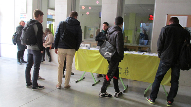 La campagne 10 jours pour signer d’Amnesty International était au lycée Beau de Rochas La campagne 10 jours pour signer d’Amnesty International était au lycée Beau de Rochas
