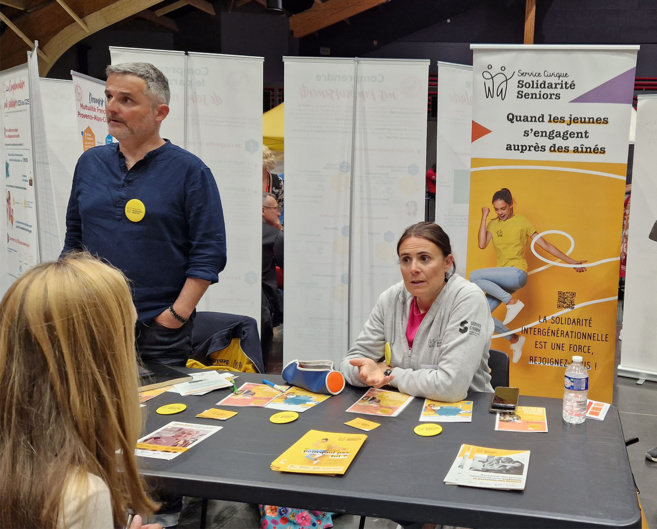 Quand les jeunes s'engagent auprès des seniors ! Quand les jeunes s'engagent auprès des seniors !