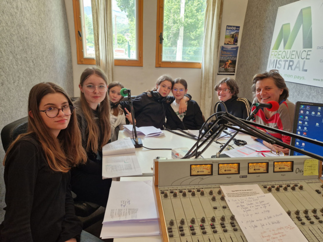 Les pré-ados de l'atelier théâtre du Centre culturel répétent en direct à la radio. Les pré-ados de l'atelier théâtre du Centre culturel répétent en direct à la radio.